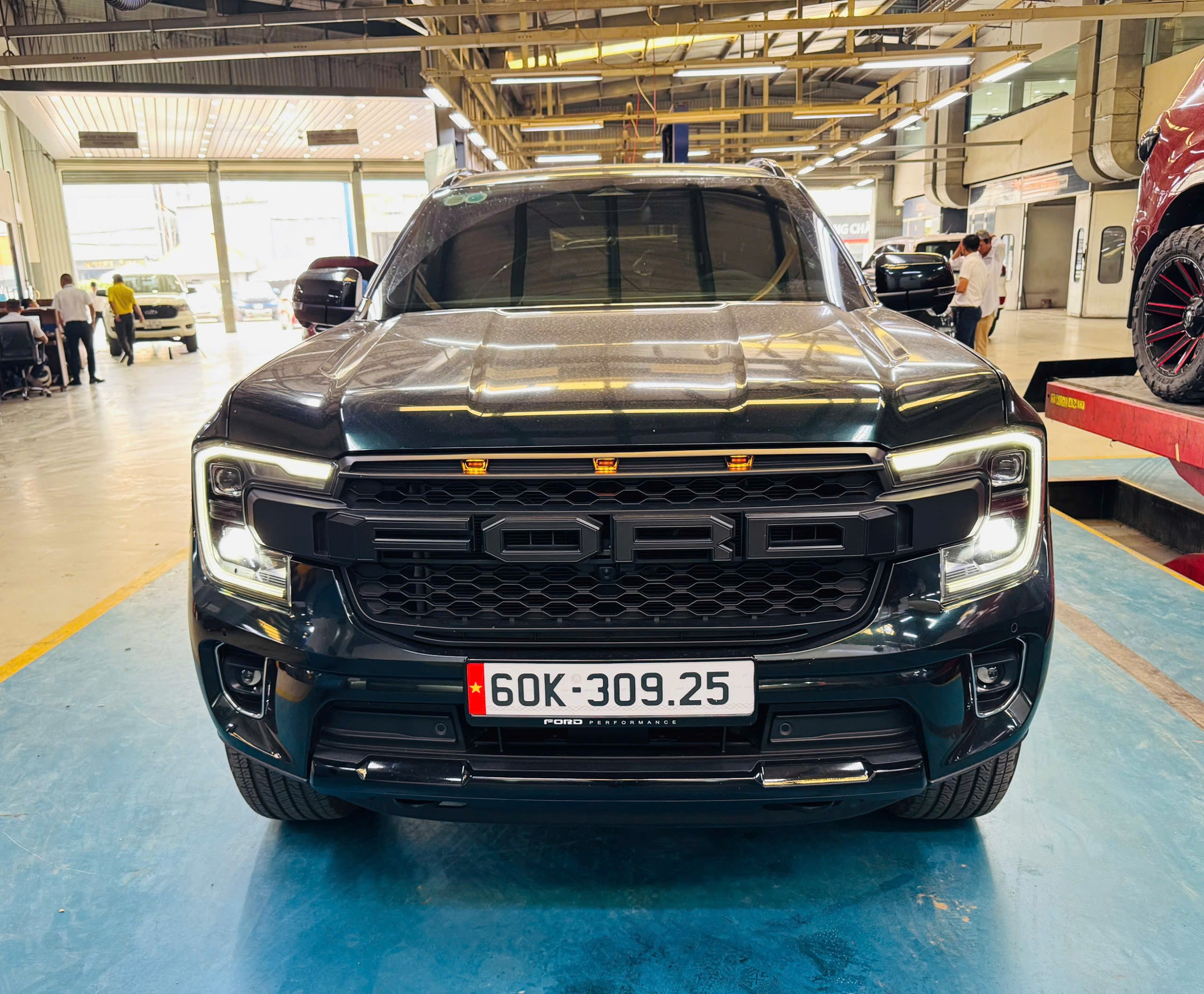 Hình ảnh xe FORD EVEREST TITANIUM 4x4 2023 - 22.000KM