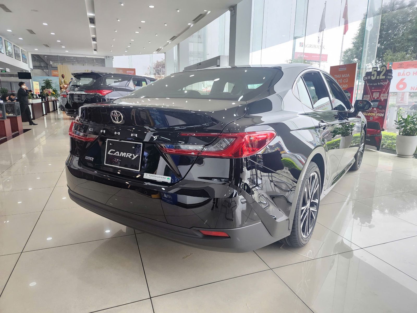 Hình ảnh xe TOYOTA CAMRY 2.0Q 2025 Màu Đen
