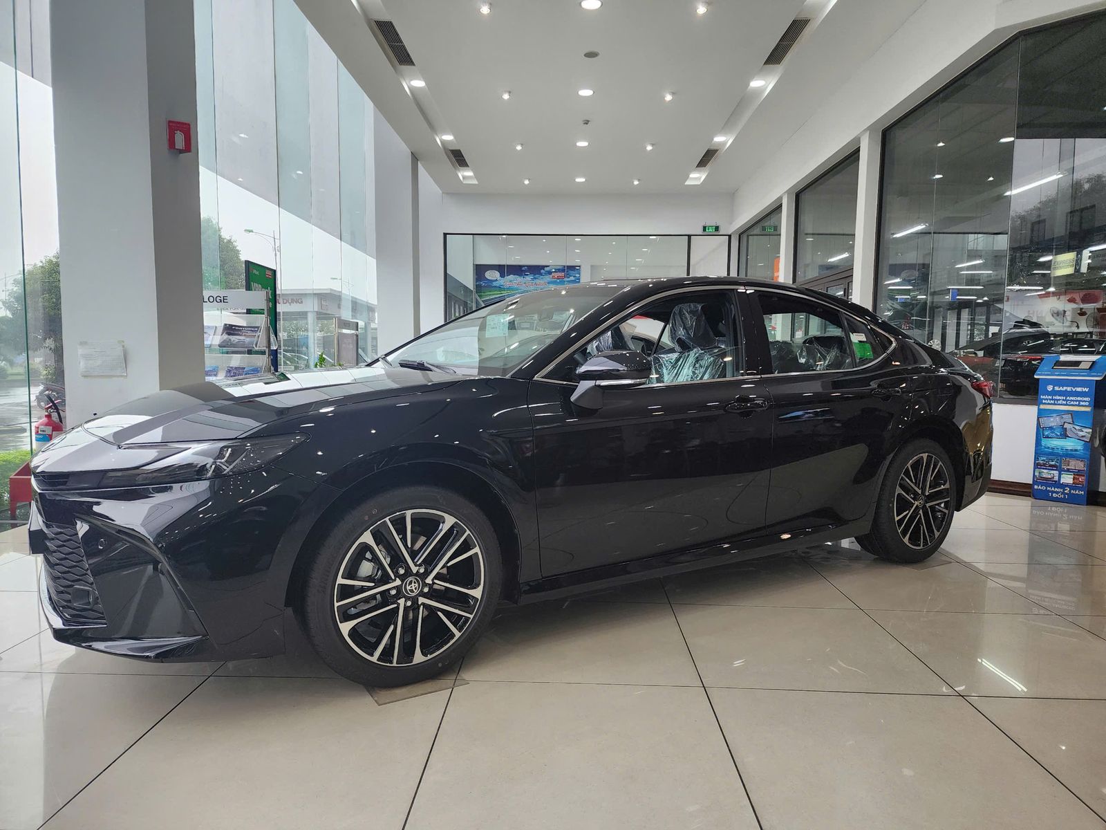 Hình ảnh xe TOYOTA CAMRY 2.0Q 2025 Màu Đen