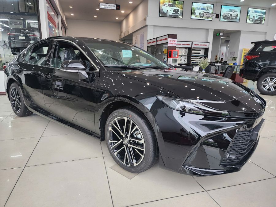 Hình ảnh xe TOYOTA CAMRY 2.0Q 2025 Màu Đen