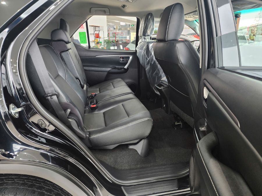 Hình ảnh xe TOYOTA FORTUNER 2.4AT 4X2 2025 Màu Đen