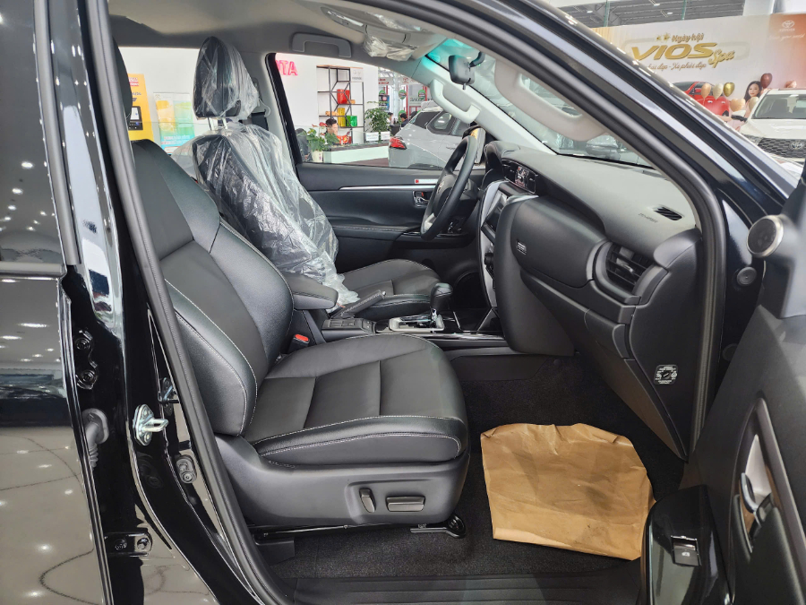 Hình ảnh xe TOYOTA FORTUNER 2.4AT 4X2 2025 Màu Đen