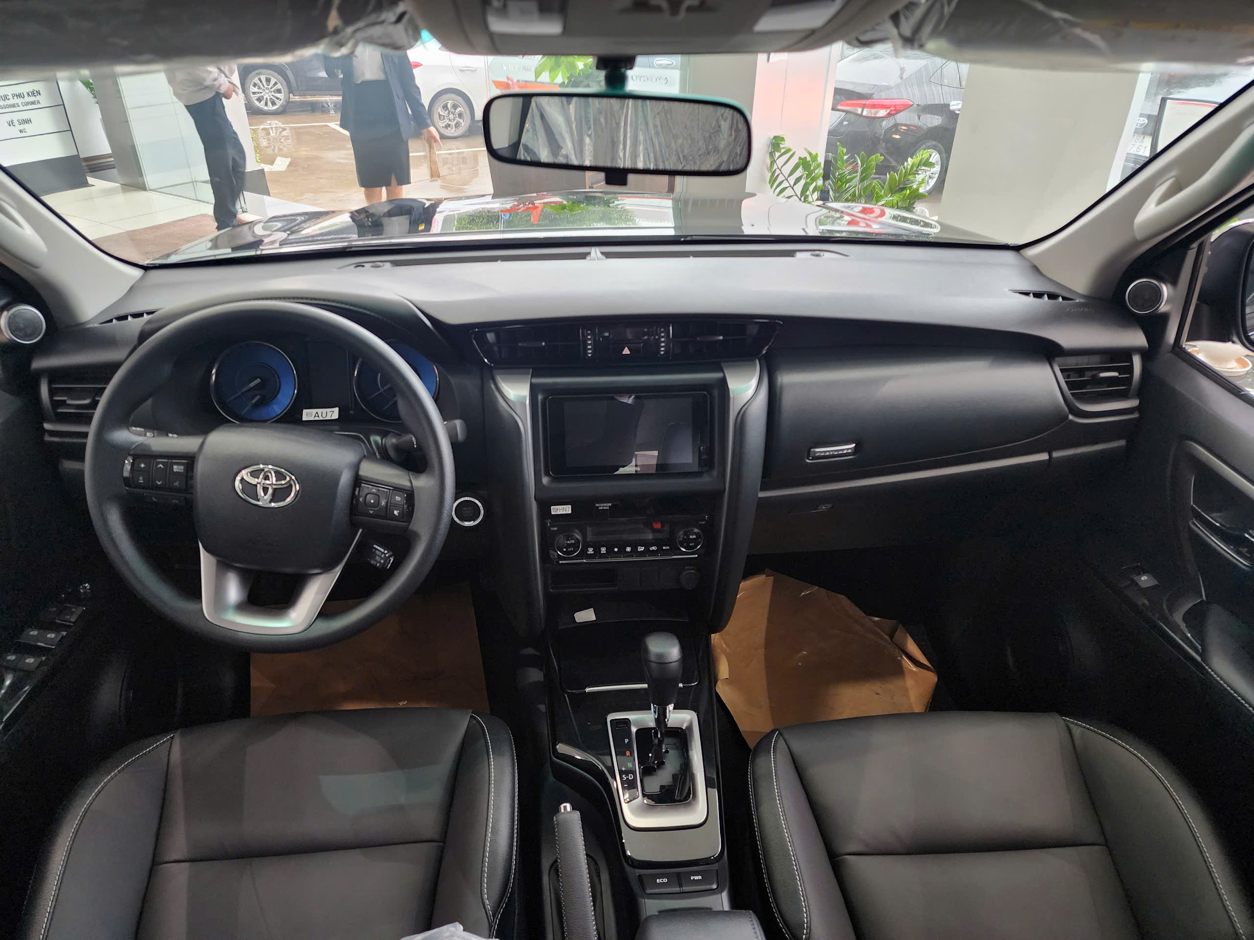 Hình ảnh xe TOYOTA FORTUNER 2.4AT 4X2 2025 Màu Đen