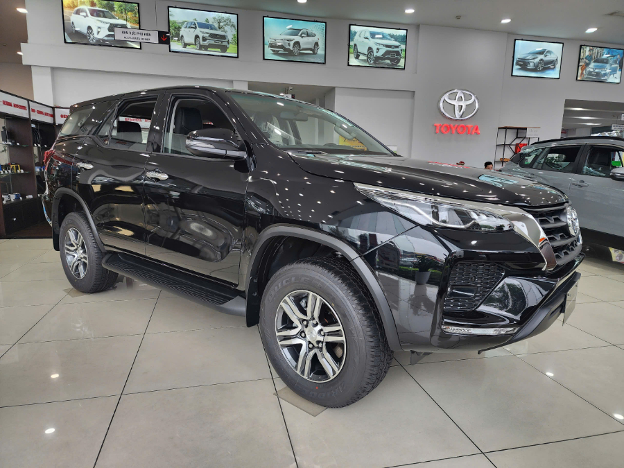 Hình ảnh xe TOYOTA FORTUNER 2.4AT 4X2 2025 Màu Đen