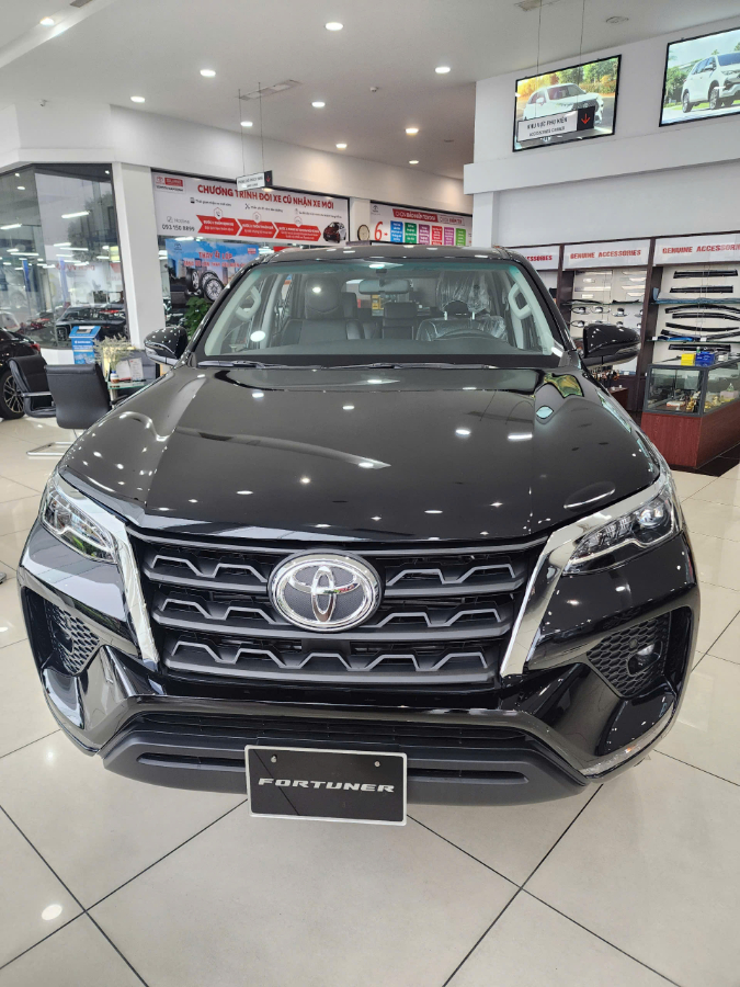 Hình ảnh xe TOYOTA FORTUNER 2.4AT 4X2 2025 Màu Đen