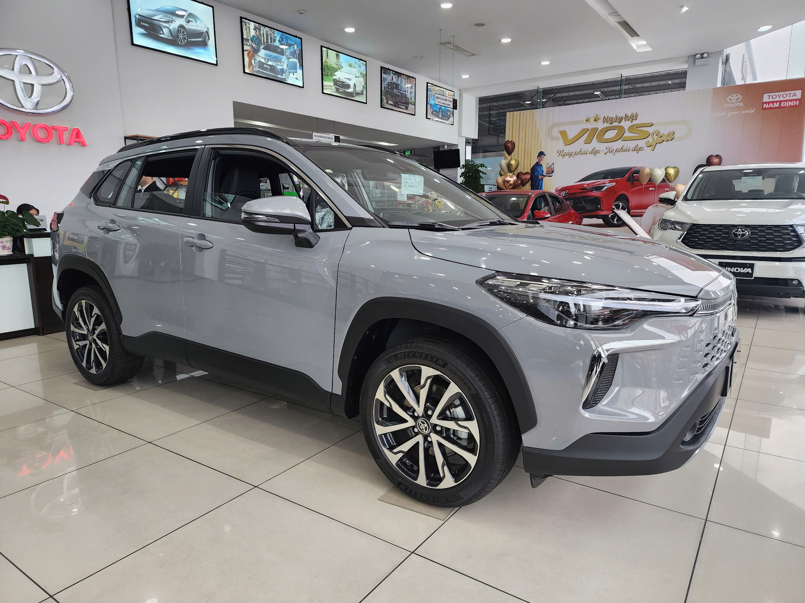 Hình ảnh xe TOYOTA COROLLA CROSS 1.8V 2025 Màu Xám