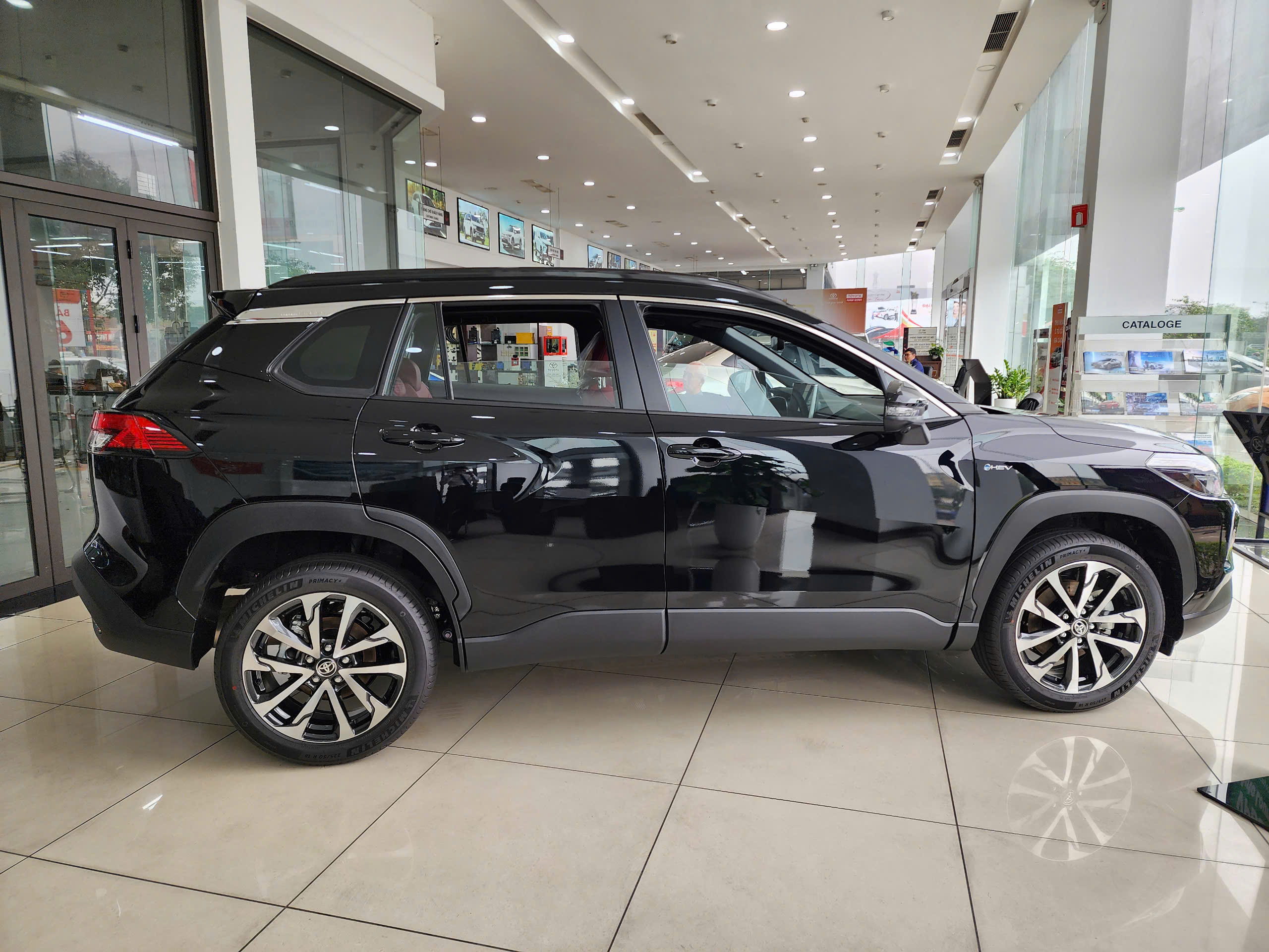 Hình ảnh xe Toyota Corolla Cross 1.8HEV Màu Đen