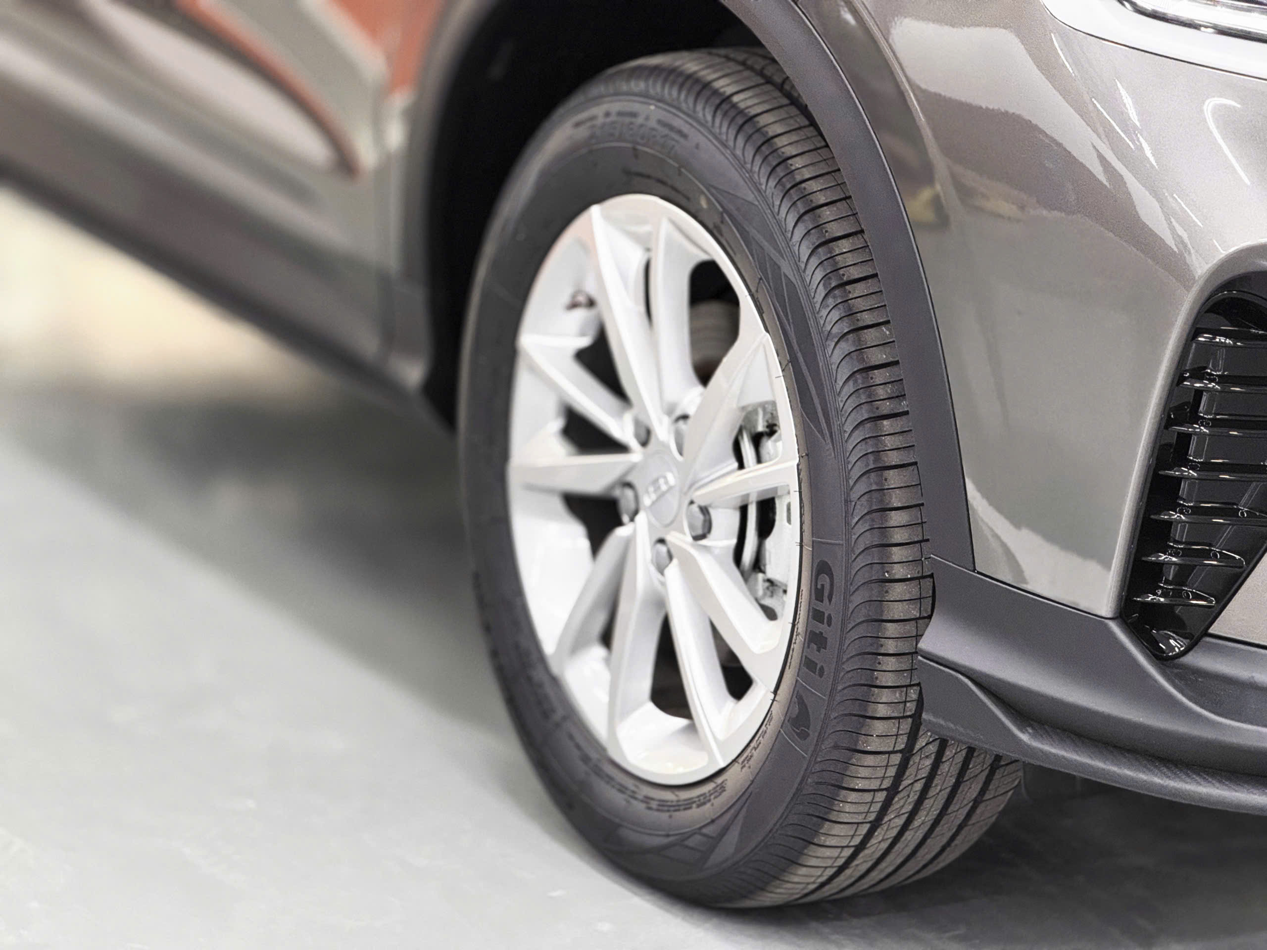 Hình ảnh xe GEELY COOLRAY STANDARD 2025 - MÀU XÁM GÓC CẠNH