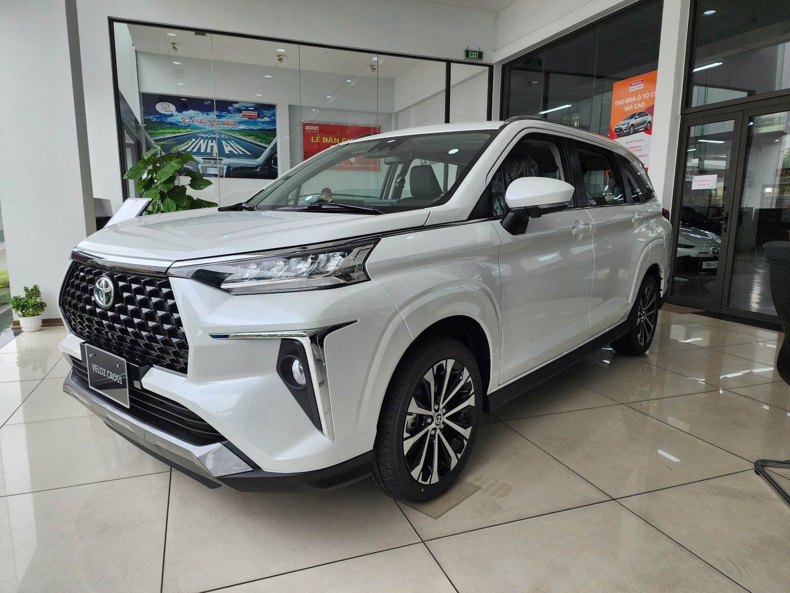 Hình ảnh xe TOYOTA VELOZ CROSS TOP 1.5L D-CVT Màu Trắng