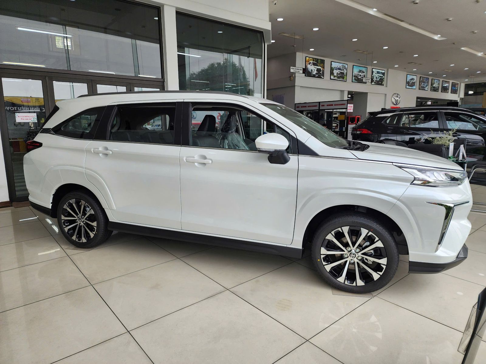 Hình ảnh xe TOYOTA VELOZ CROSS TOP 1.5L D-CVT Màu Trắng