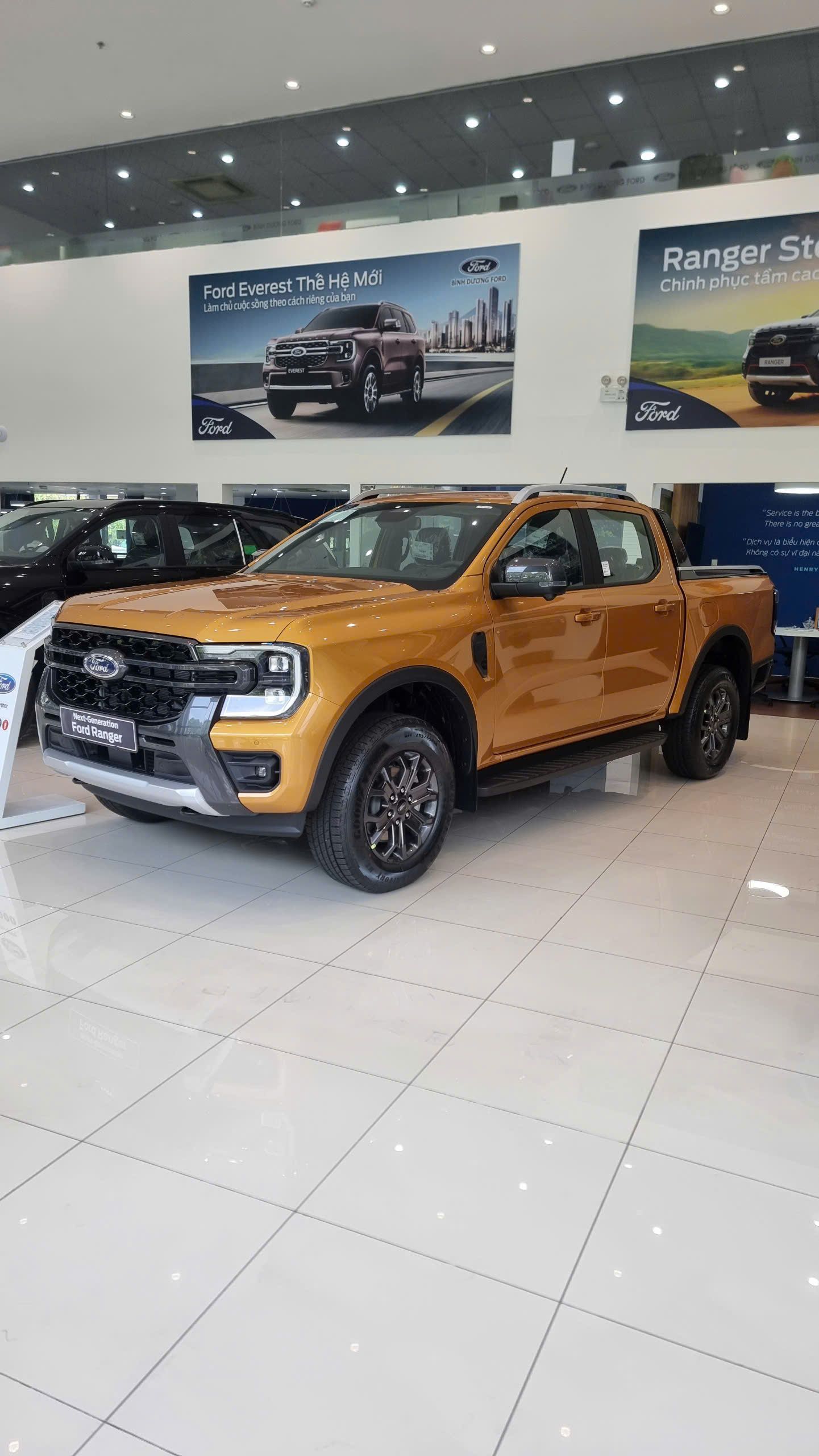 Hình ảnh xe Ford Ranger Wildtrak màu vàng Luxe 2025