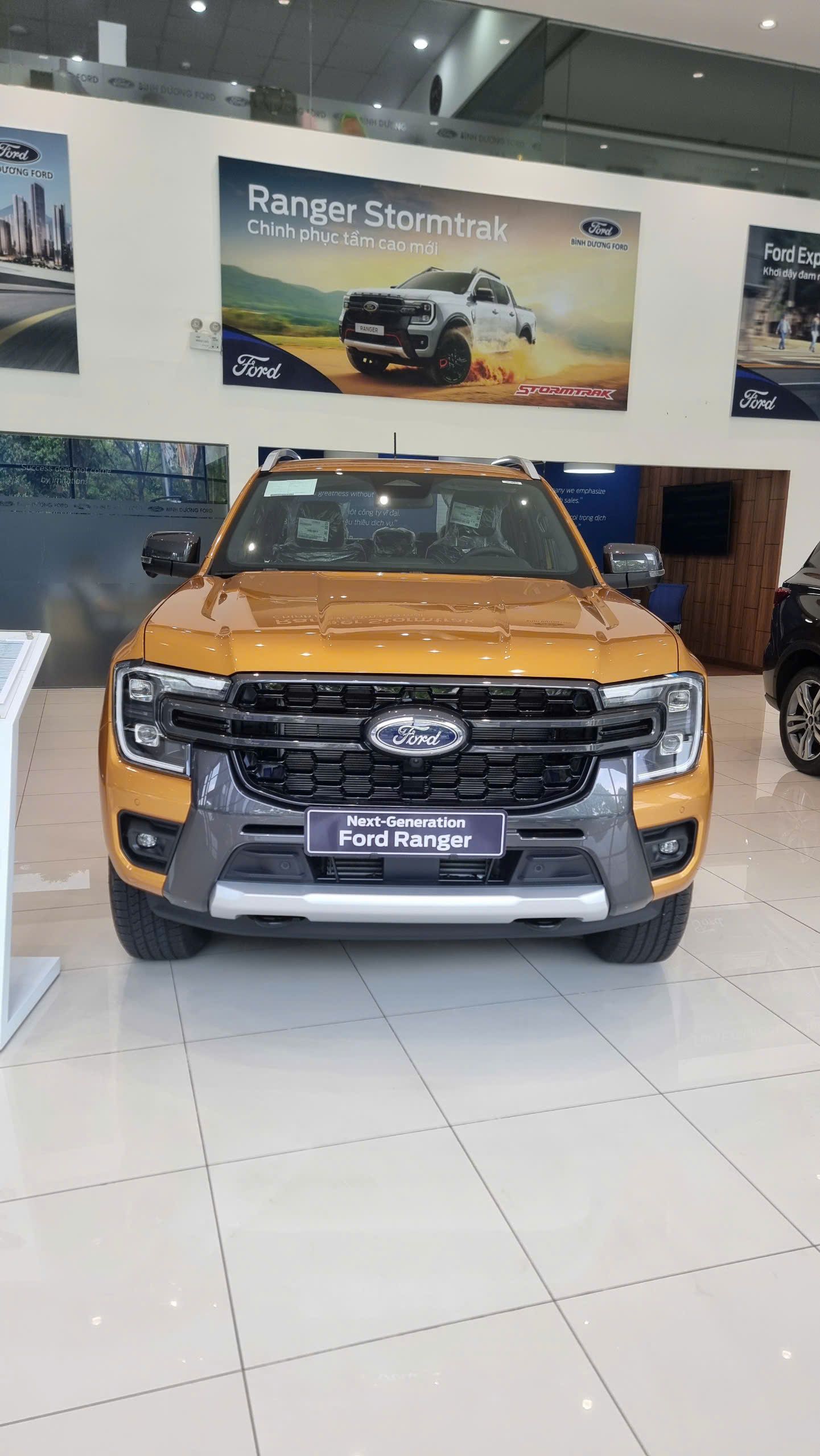 Hình ảnh xe Ford Ranger Wildtrak màu vàng Luxe 2025
