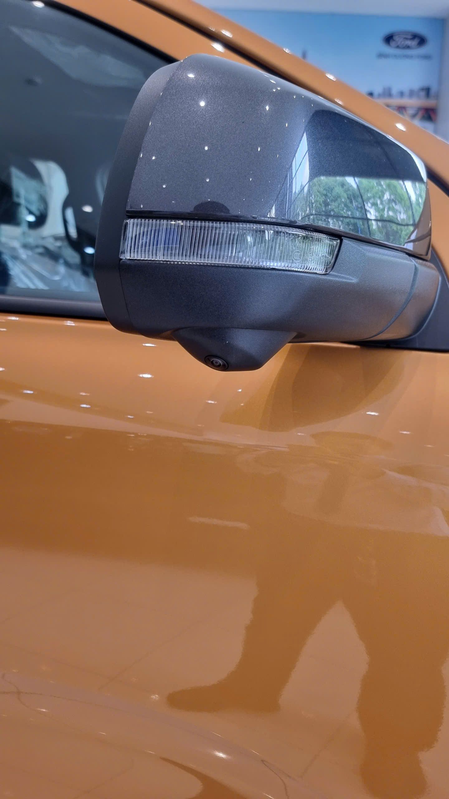 Hình ảnh xe Ford Ranger Wildtrak màu vàng Luxe 2025