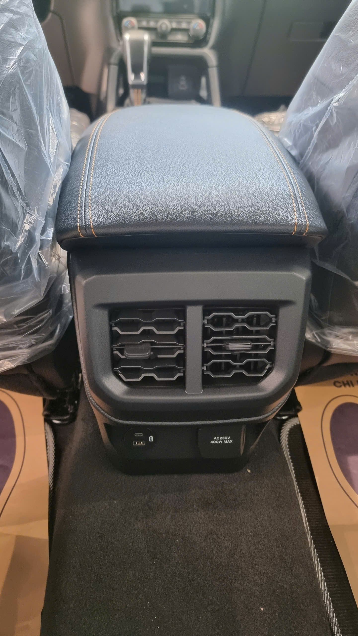 Hình ảnh xe Ford Ranger Wildtrak màu vàng Luxe 2025