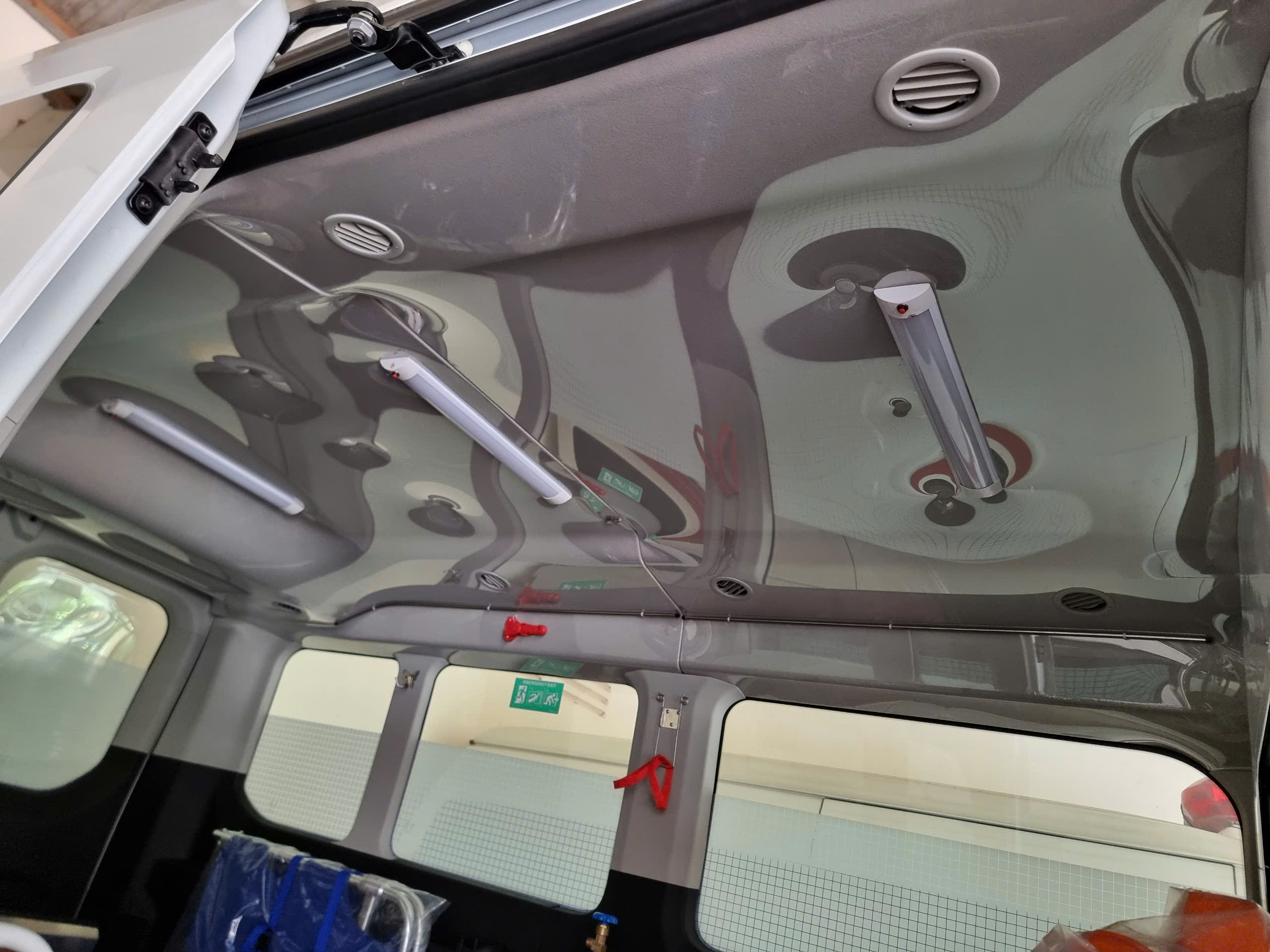 Hình ảnh xe Ford Transit Cứu Thương màu trắng 2025