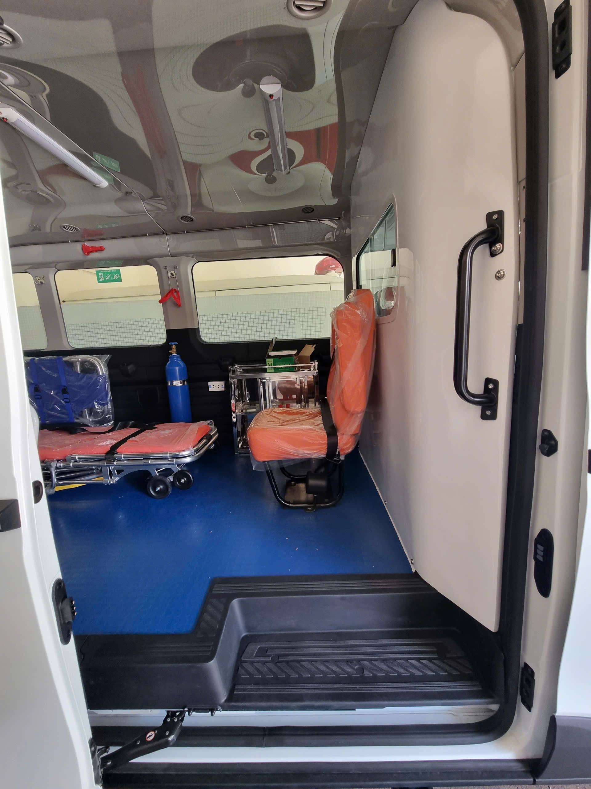 Hình ảnh xe Ford Transit Cứu Thương màu trắng 2025