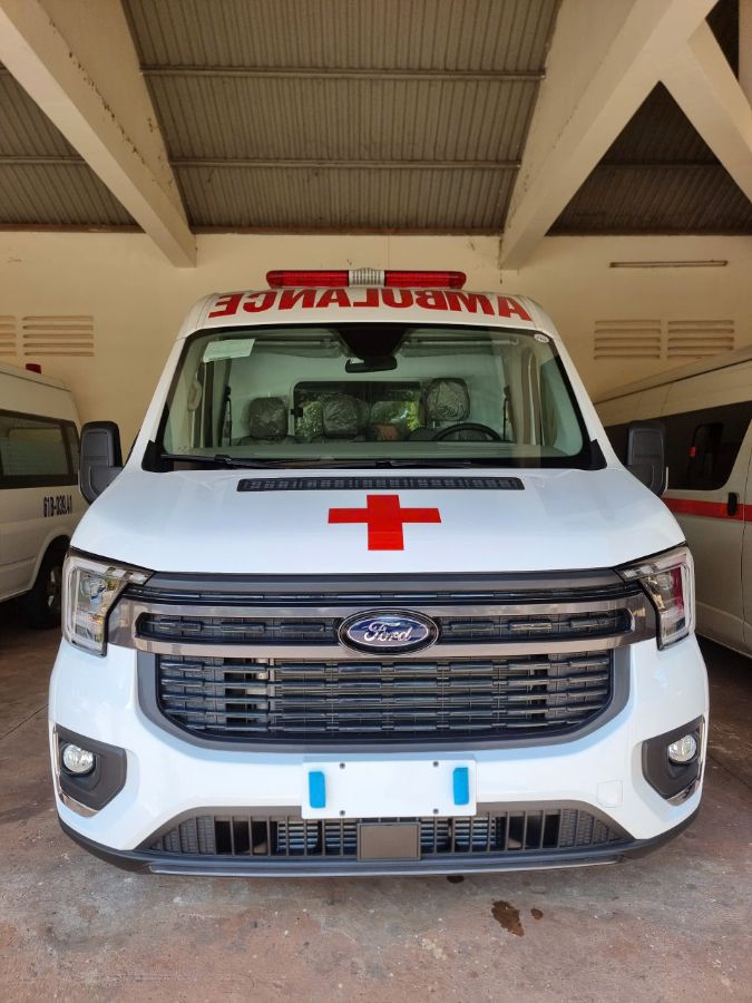 Hình ảnh xe Ford Transit Cứu Thương màu trắng 2025