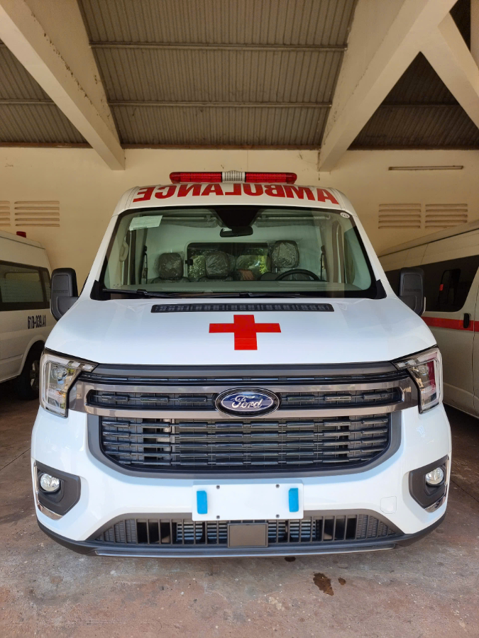 Hình ảnh xe Ford Transit Cứu Thương màu trắng 2025