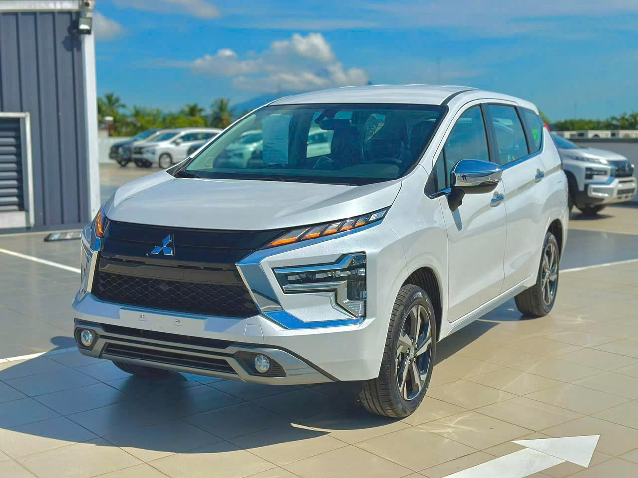 Hình ảnh xe MITSUBISHI XPANDER PREMIUM - TRẮNG - NEW 2025