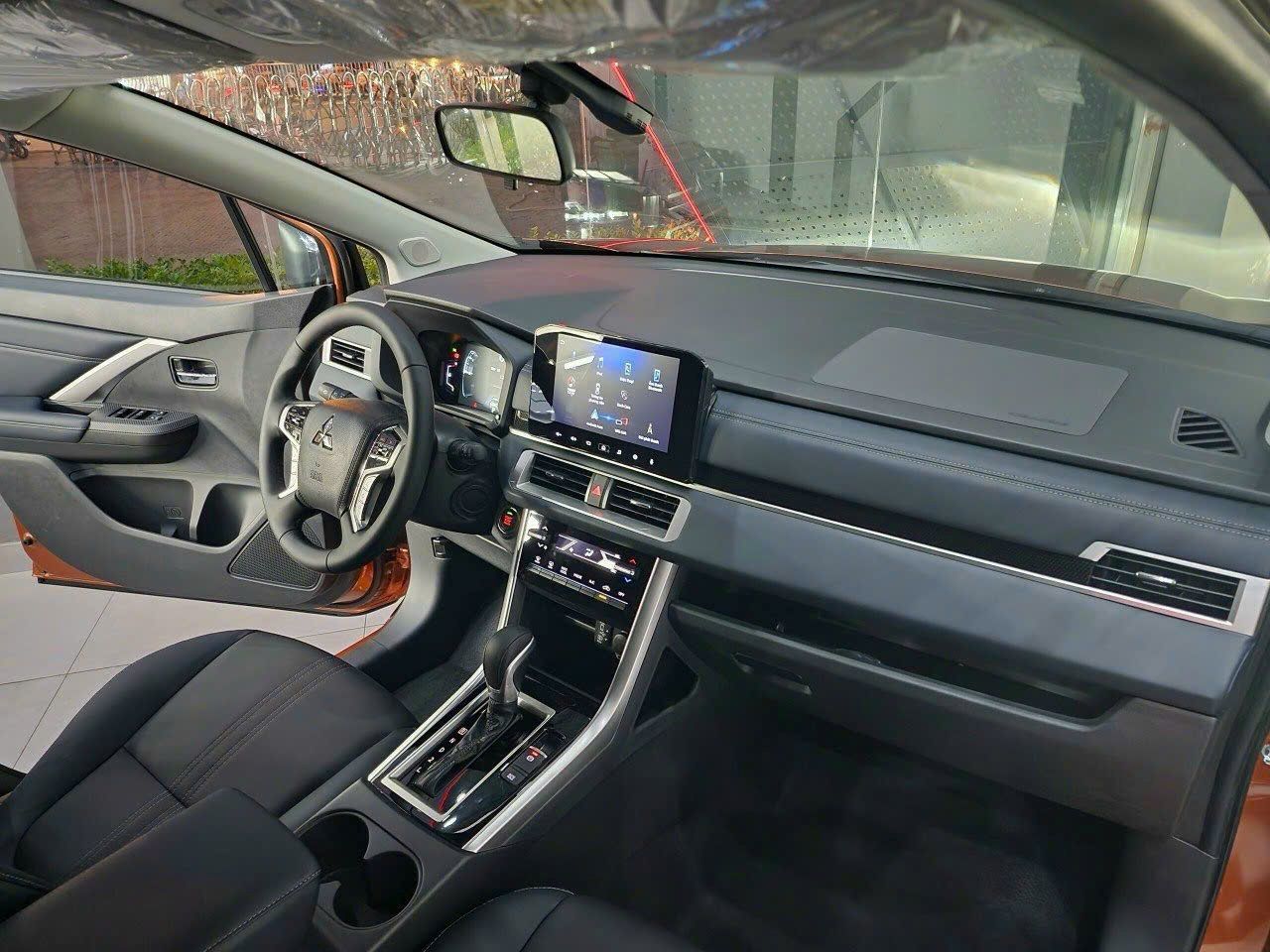 Hình ảnh xe XPANDER CROSS ĐEN - NEW 2025