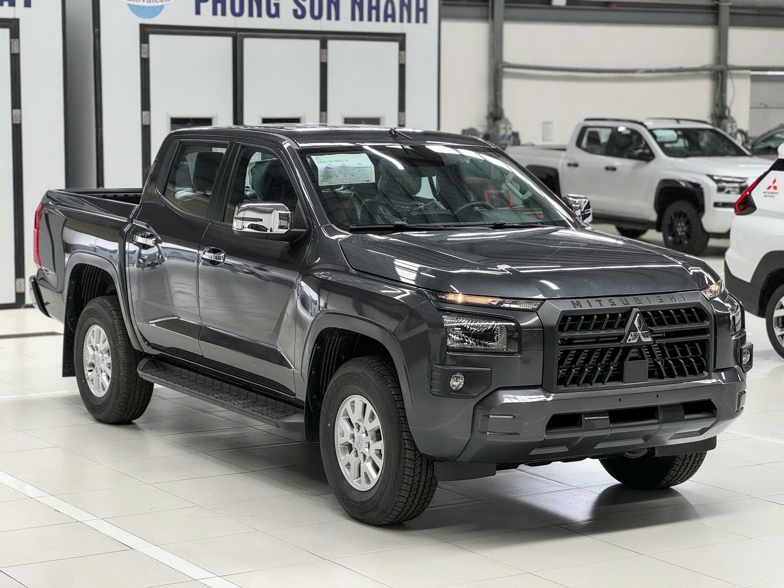 Hình ảnh xe TRITON AT GLX​ XÁM - NEW 2025