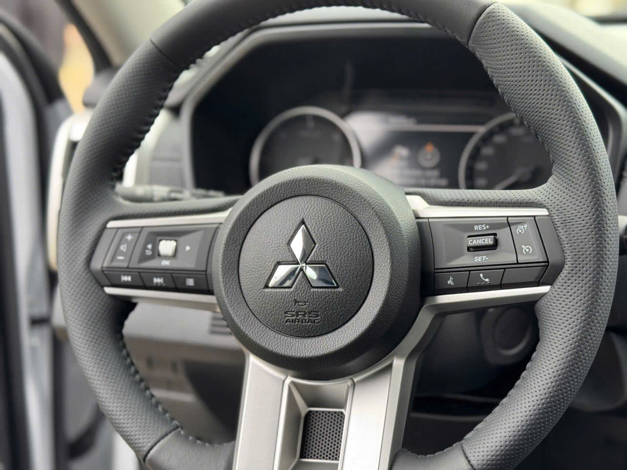 Hình ảnh xe TRITON AT PREMIUM ĐEN - NEW 2025