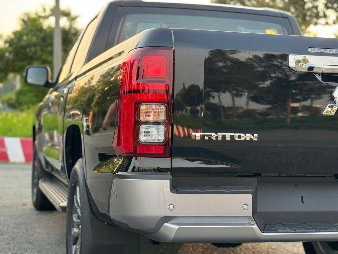 Hình ảnh xe TRITON AT PREMIUM ĐEN - NEW 2025