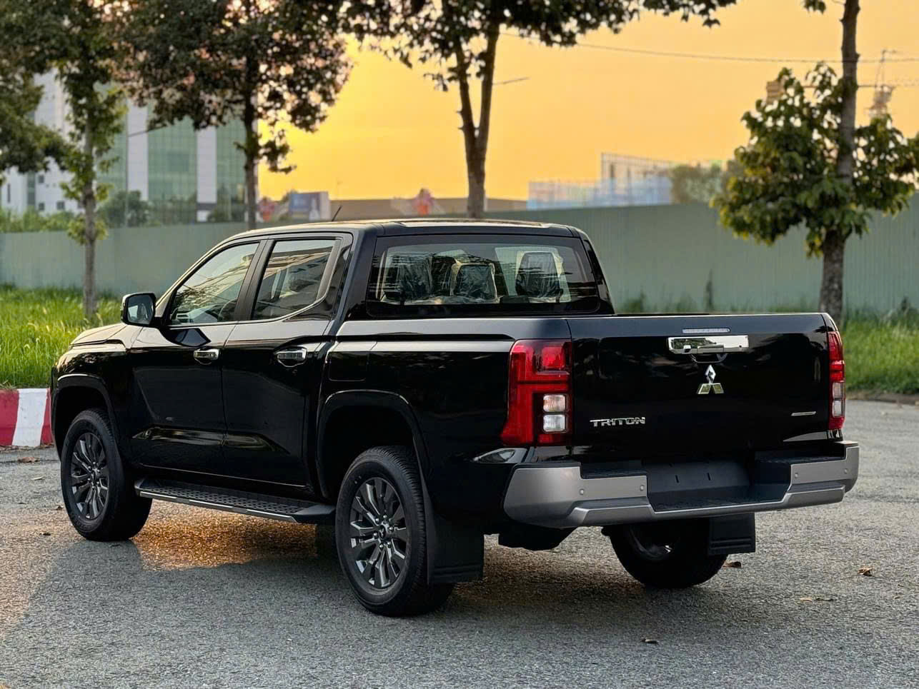 Hình ảnh xe TRITON AT PREMIUM ĐEN - NEW 2025