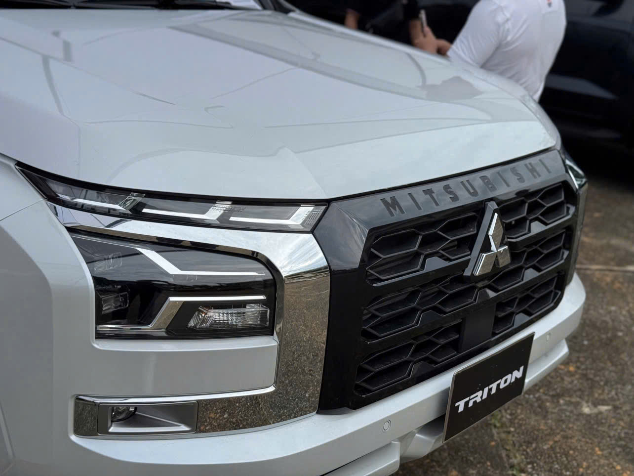 Hình ảnh xe TRITON AT PREMIUM TRẮNG - NEW 2025