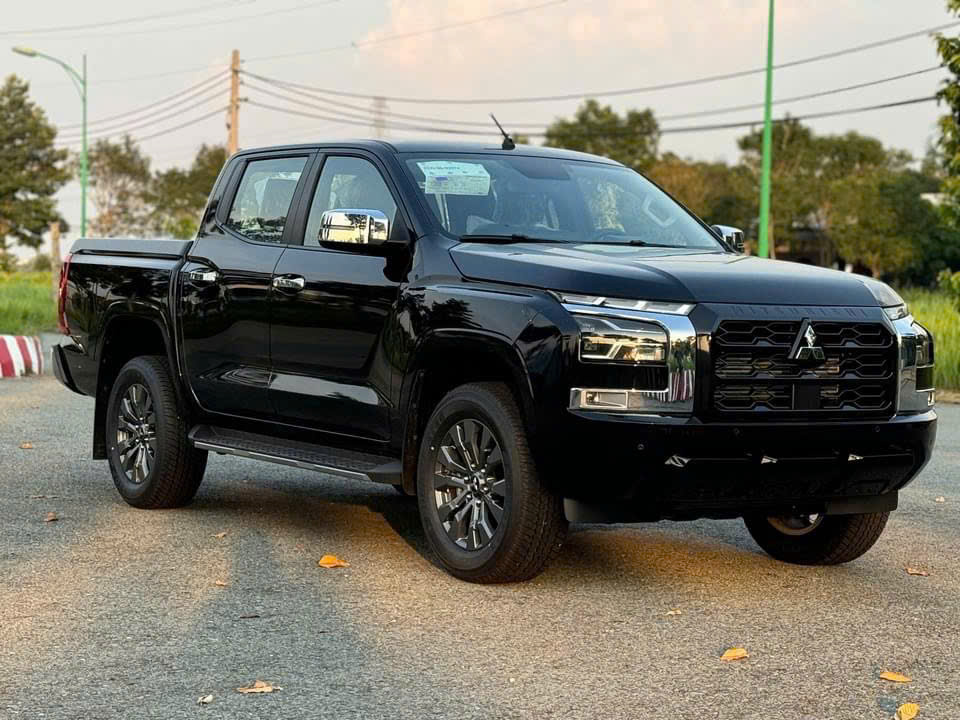 Hình ảnh xe TRITON AT PREMIUM ĐEN - NEW 2025