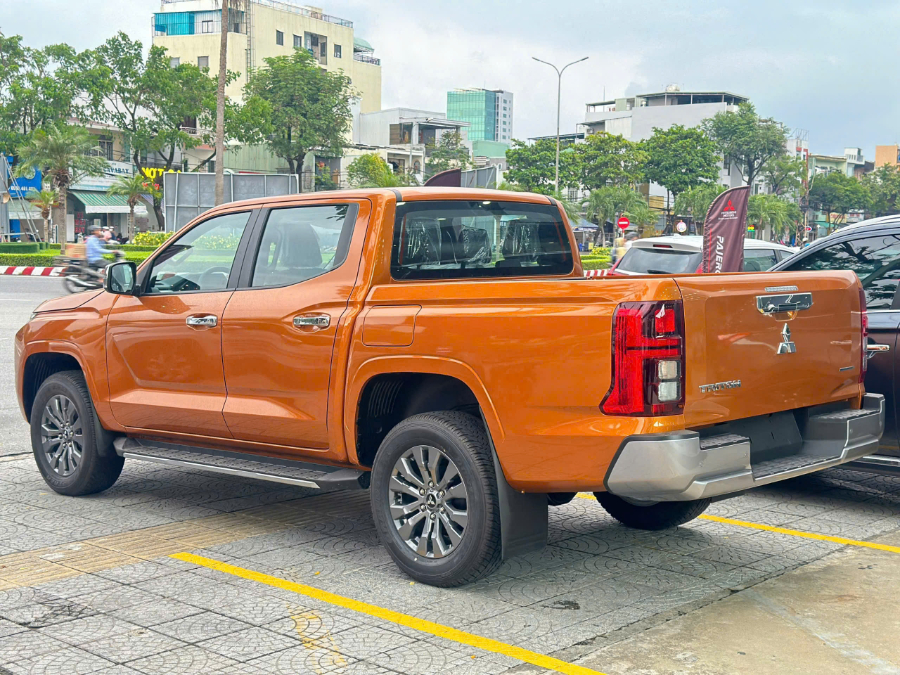 Hình ảnh xe TRITON AT PREMIUM CAM - NEW 2025