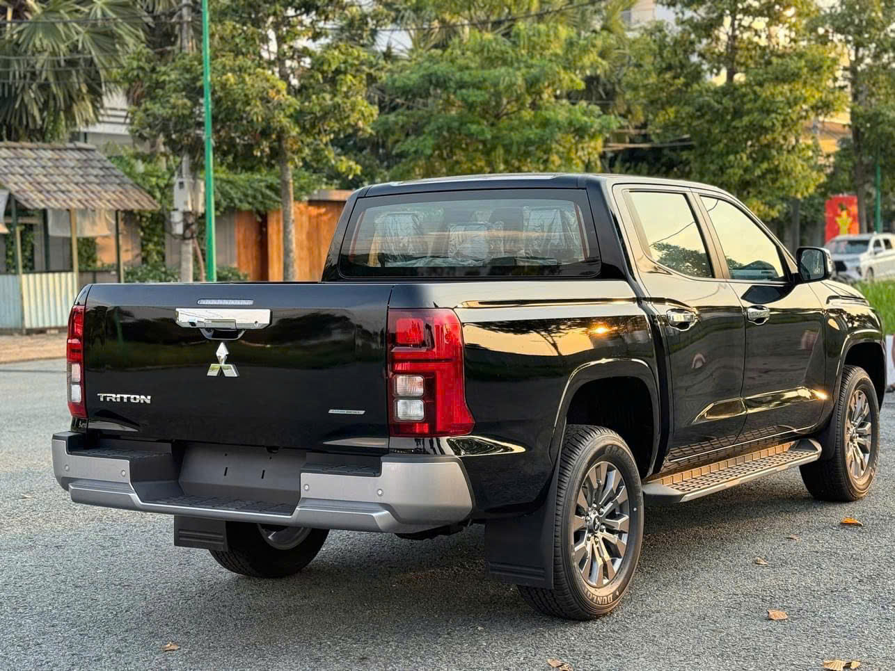 Hình ảnh xe TRITON AT PREMIUM ĐEN - NEW 2025