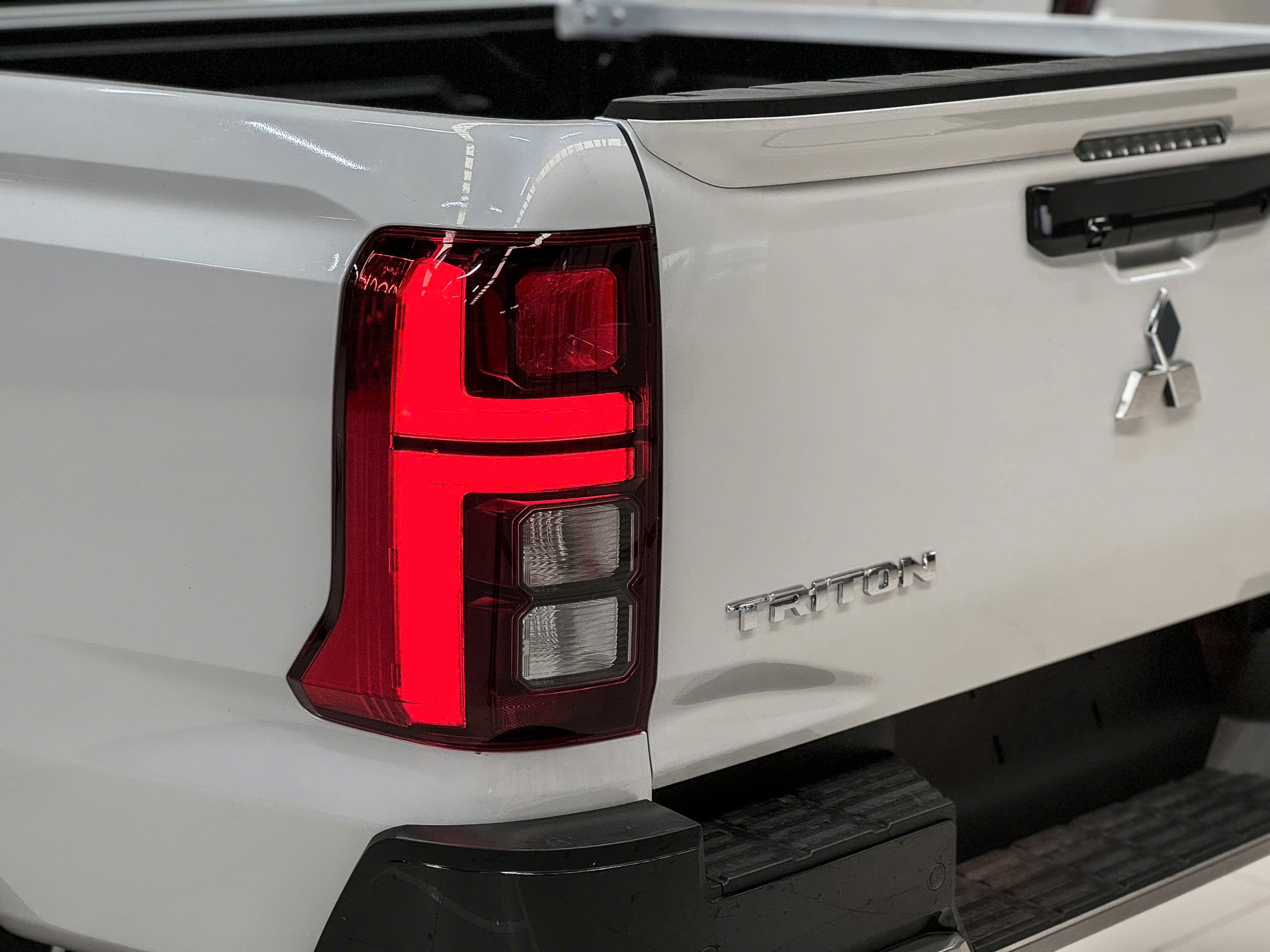 Hình ảnh xe TRITON ATHLETE 2 CẦU TRẮNG - NEW 2025