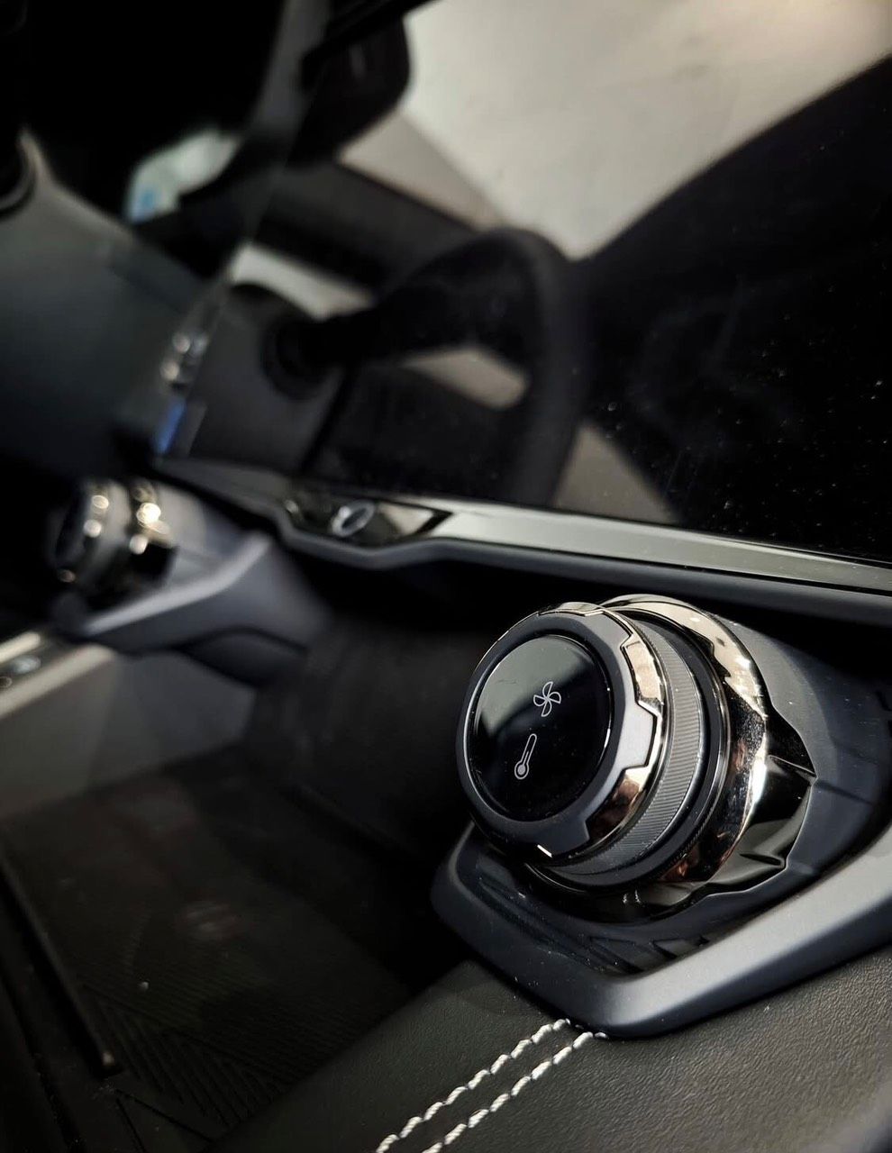 Hình ảnh xe Lynk & Co 01 Hyper Black - NEW 100%