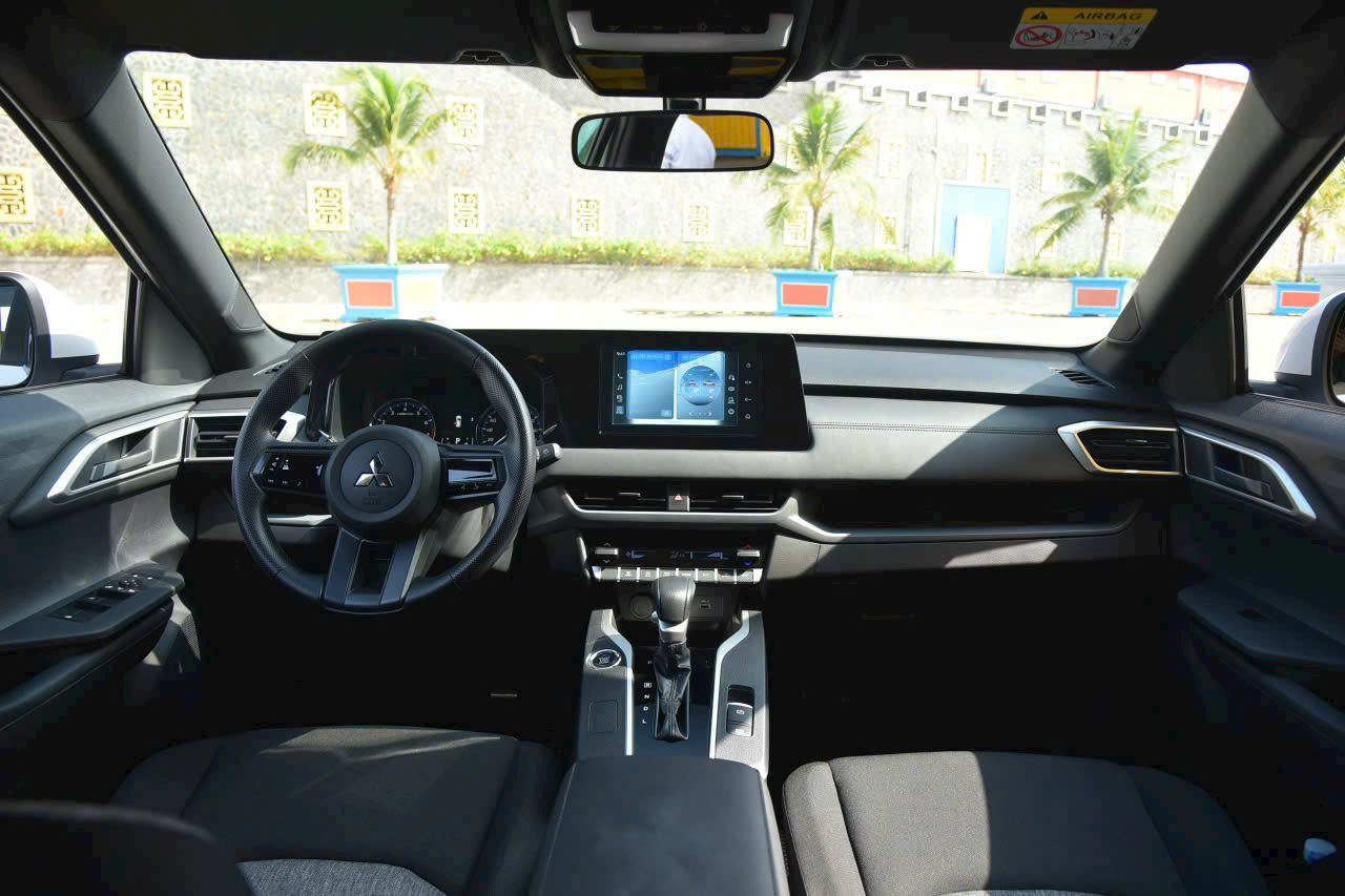 Hình ảnh xe MITSUBISHI XFORCE GLX 2025