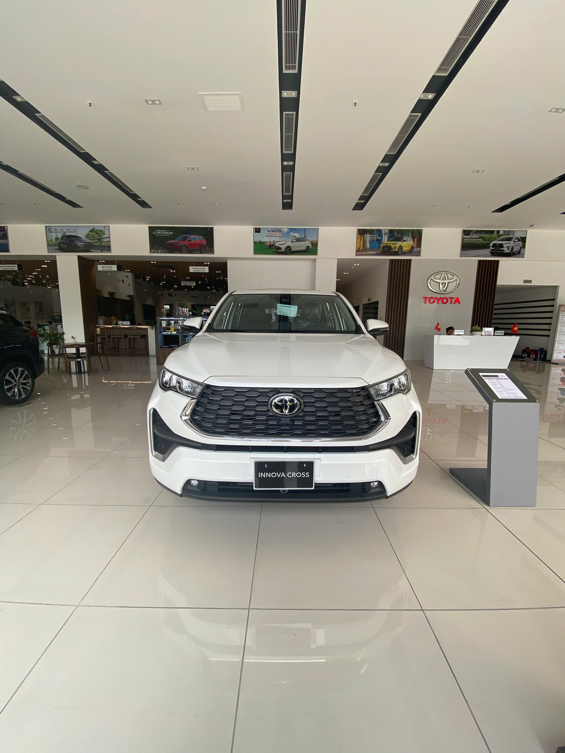 Hình ảnh xe INNOVA CROSS HYBIRD 2024 TRẮNG NGỌC TRAI