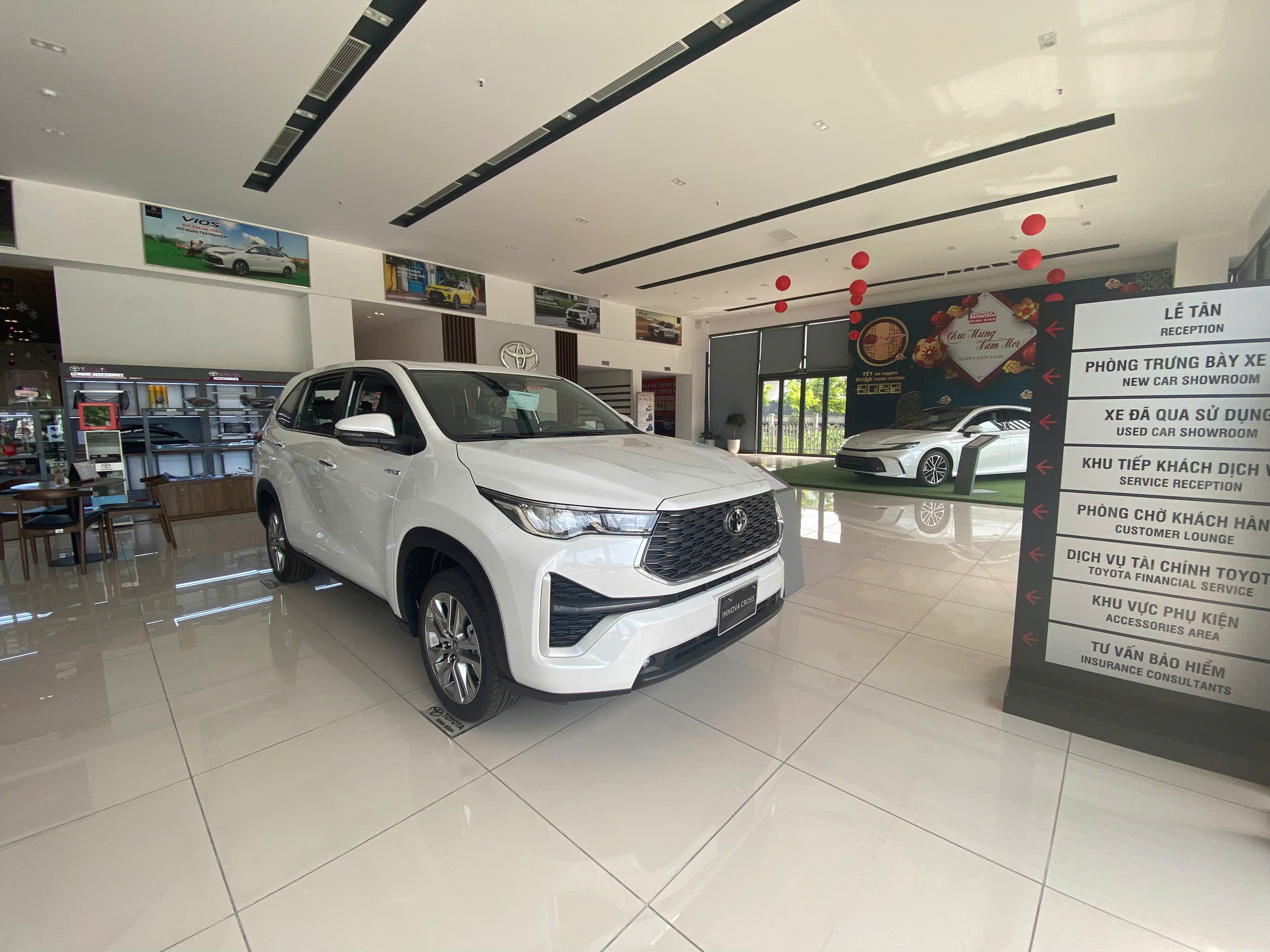 Hình ảnh xe INNOVA CROSS HYBIRD 2024 TRẮNG NGỌC TRAI