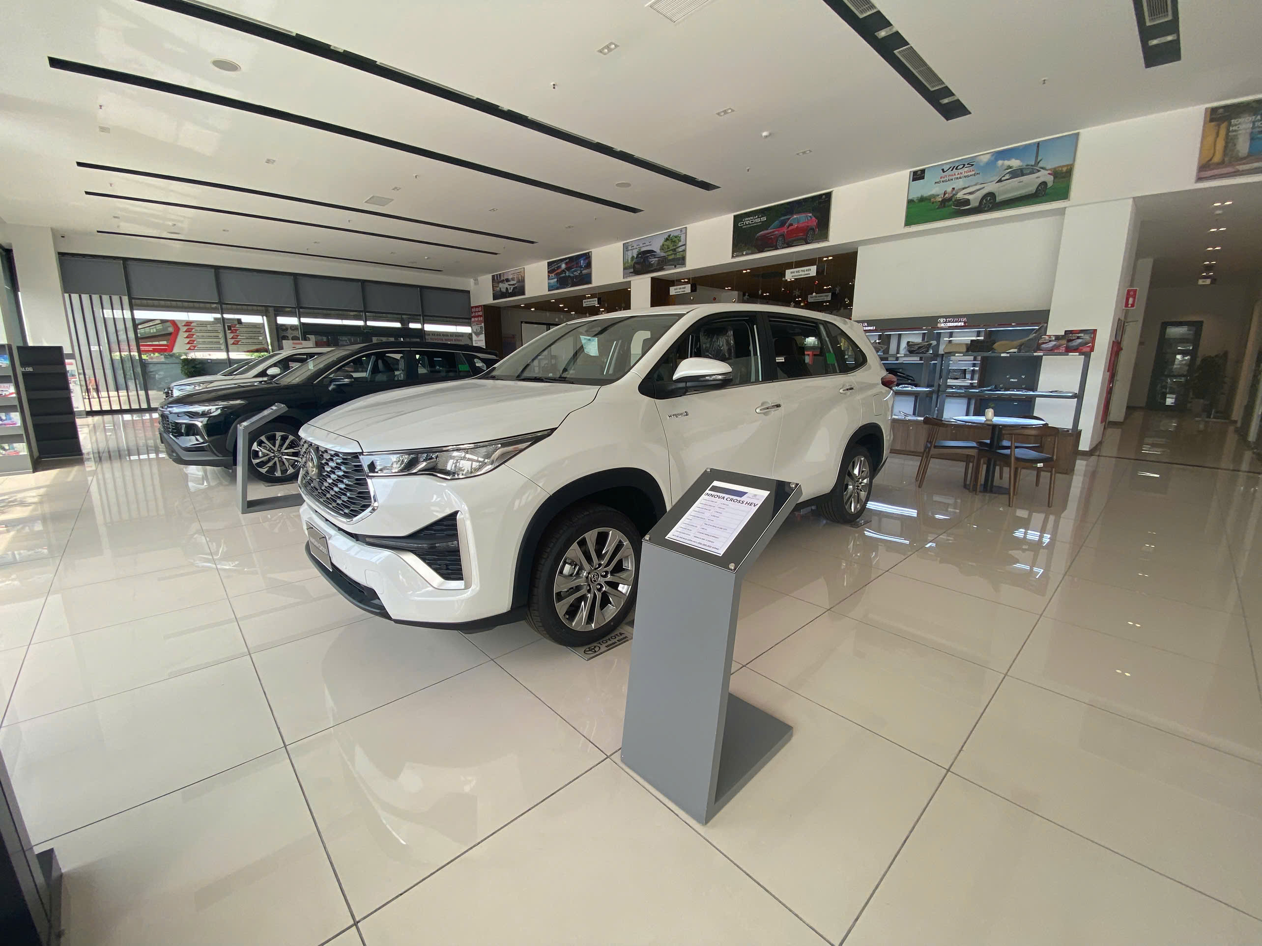 Hình ảnh xe INNOVA CROSS HYBIRD 2024 TRẮNG NGỌC TRAI