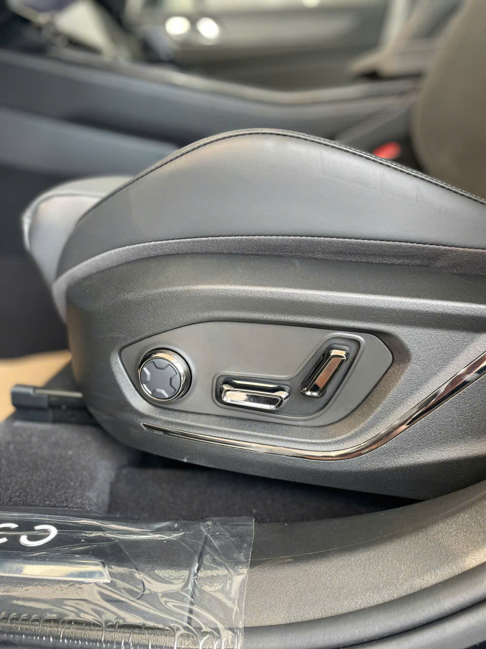 Hình ảnh xe LYNK & CO 01 2.0 TURBO - MỚI 100% - TRẮNG - 2024