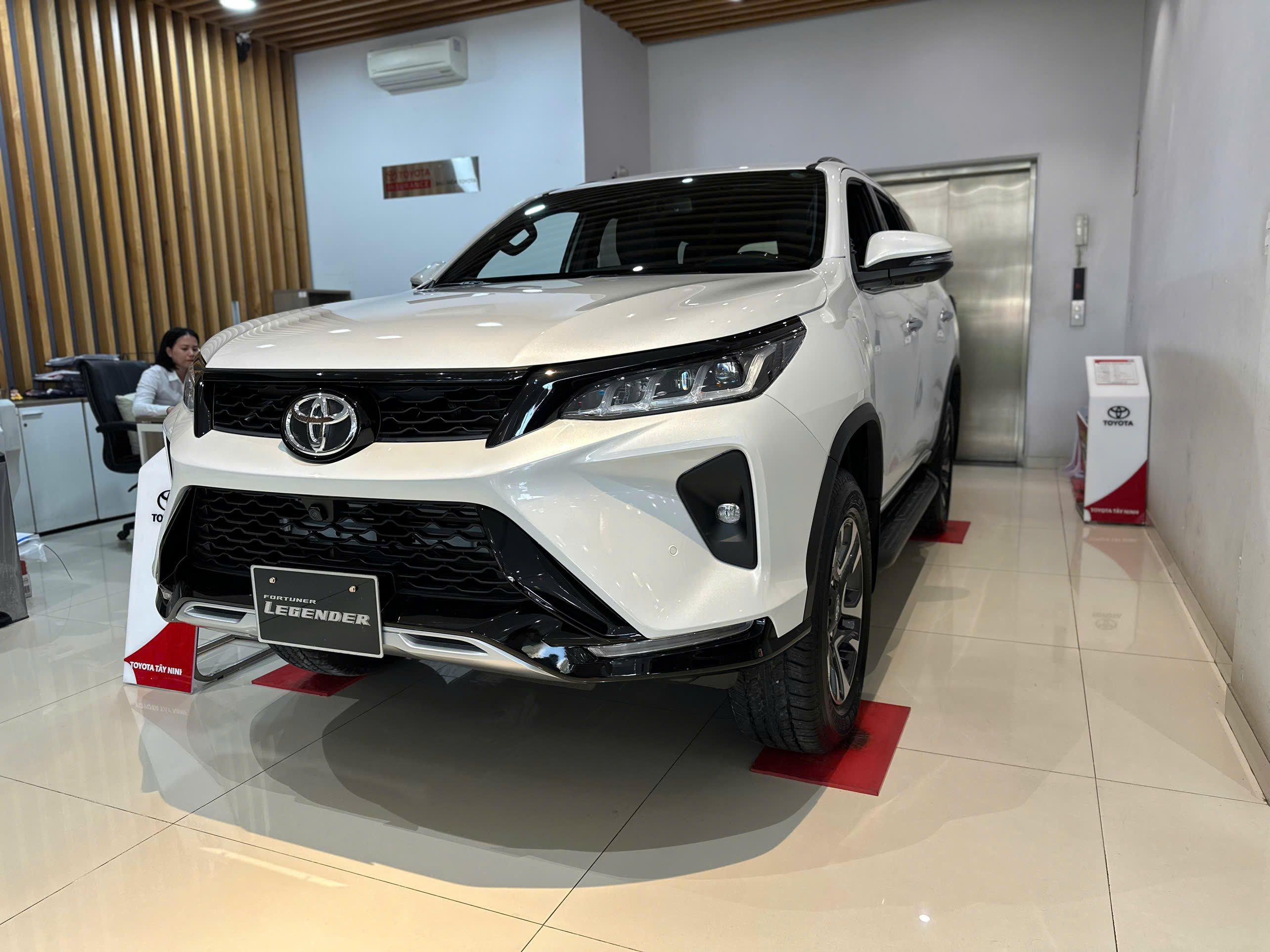 Hình ảnh xe TOYOTA FORTUNER LEGENDER 2.4AT 4X2