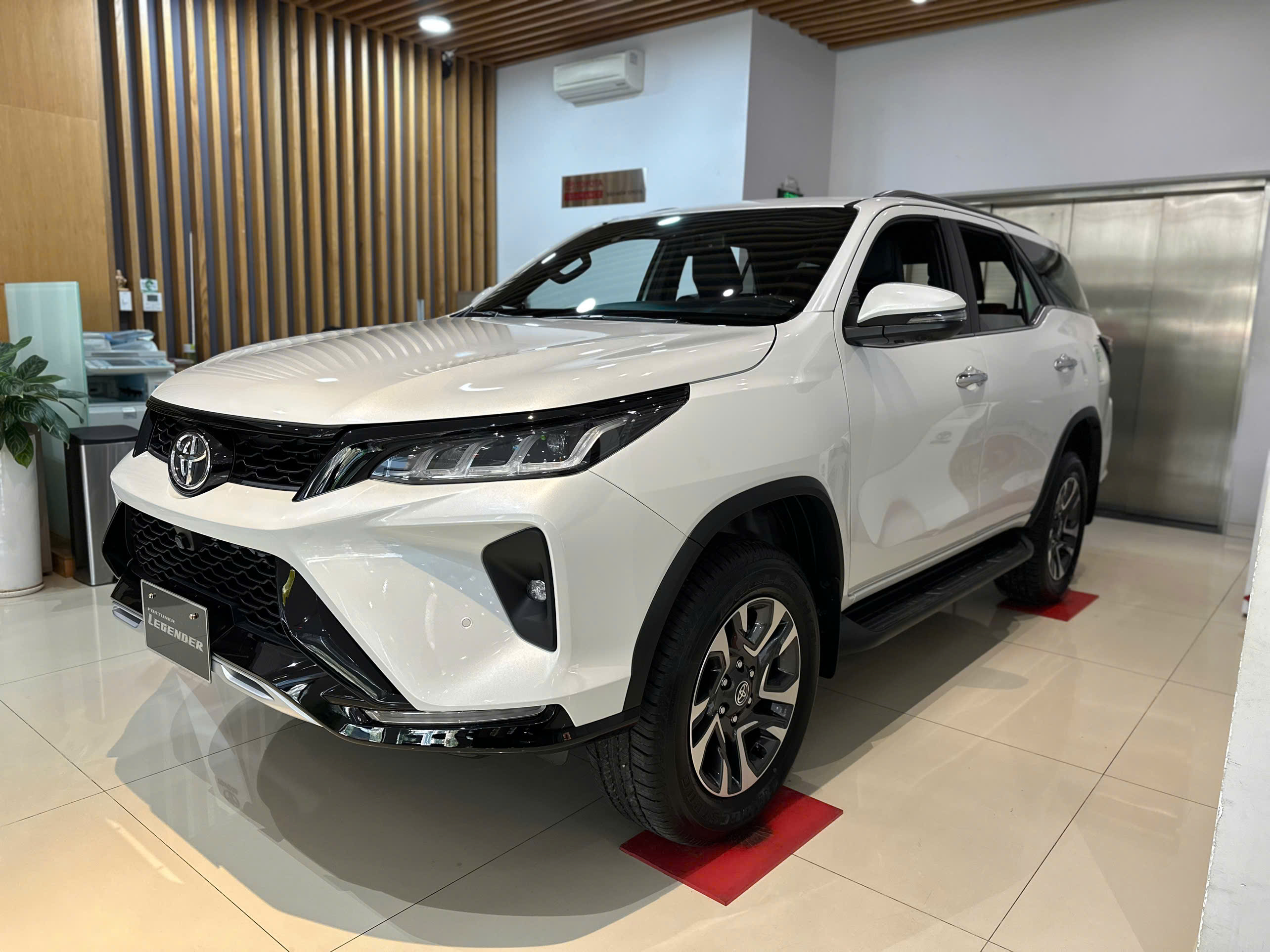Hình ảnh xe TOYOTA FORTUNER LEGENDER 2.4AT 4X2