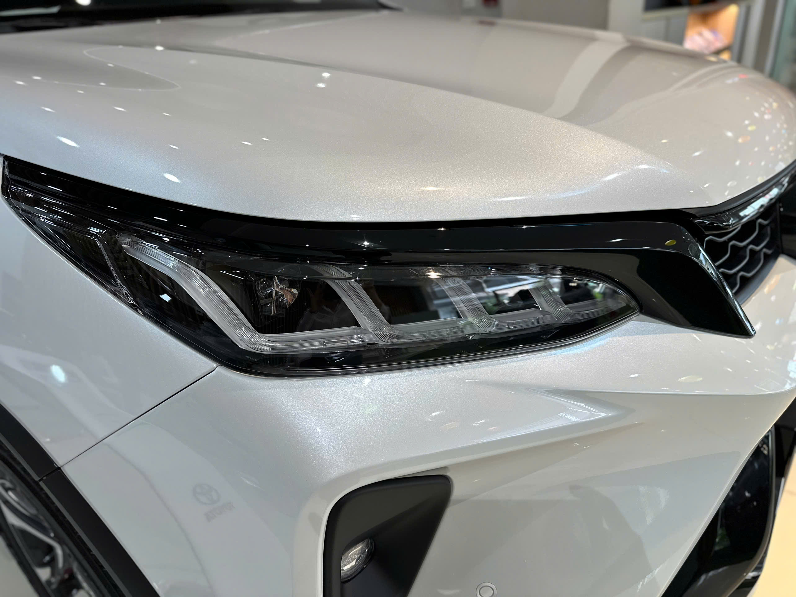 Hình ảnh xe TOYOTA FORTUNER LEGENDER 2.4AT 4X2