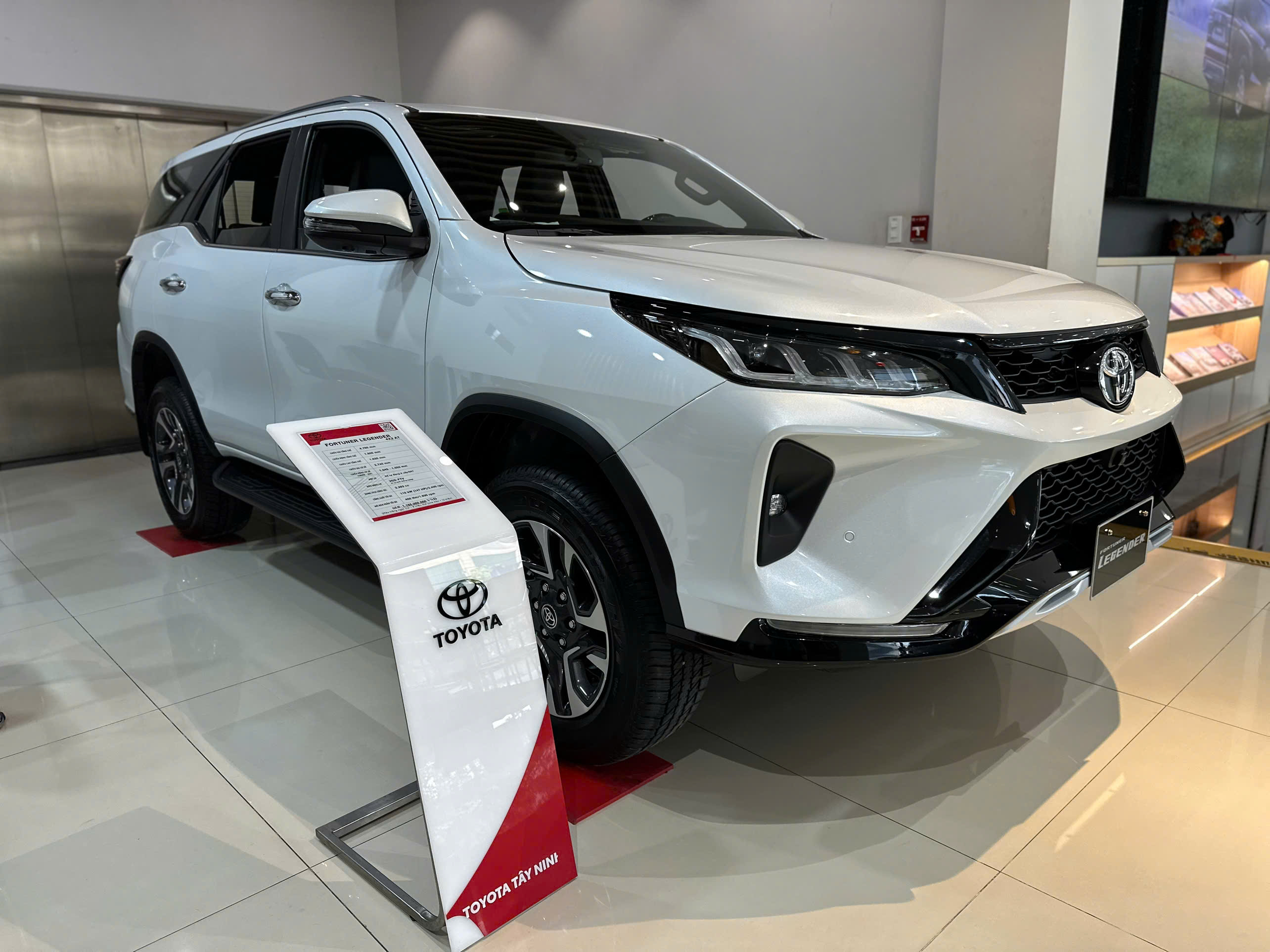 Hình ảnh xe TOYOTA FORTUNER LEGENDER 2.4AT 4X2