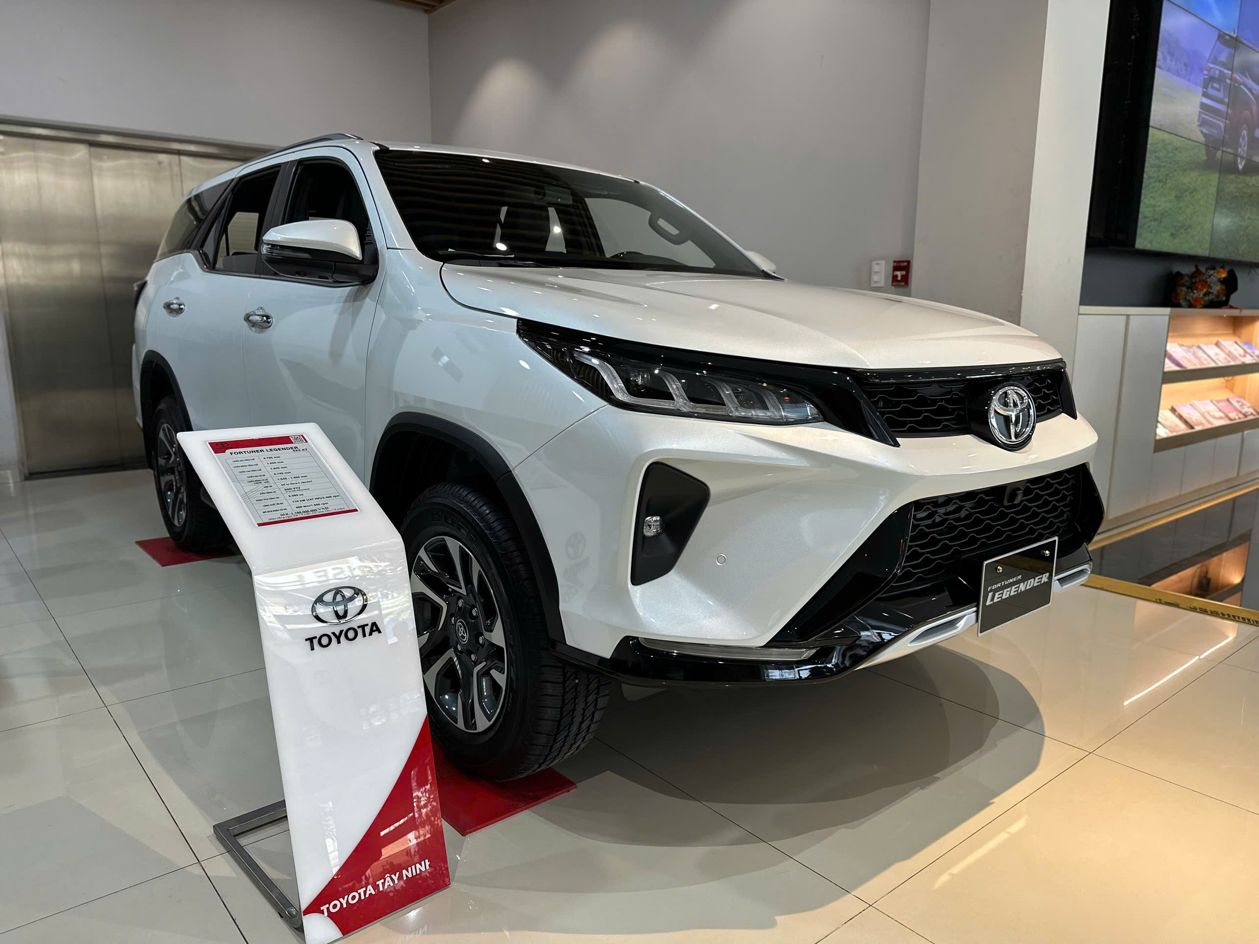 Hình ảnh xe TOYOTA FORTUNER LEGENDER 2.4AT 4X2