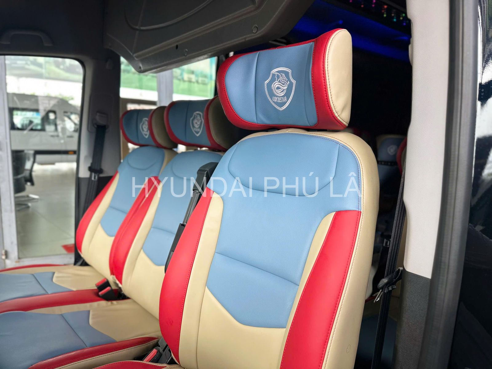 Hình ảnh xe HYUNDAI SOLATI LIMOUSINE 12 CHỖ LOCOSTAR