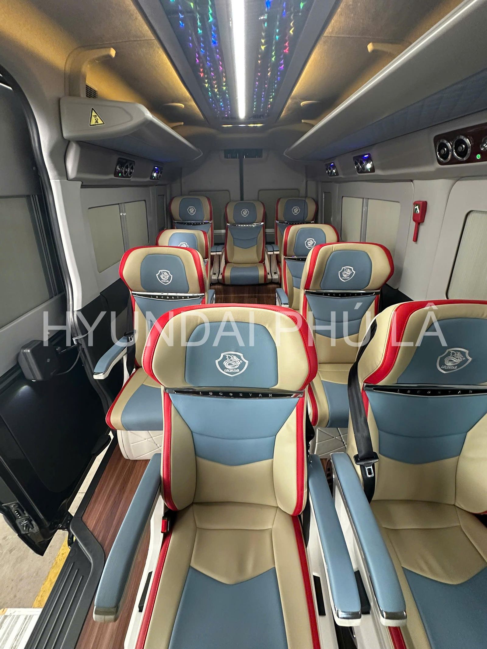 Hình ảnh xe HYUNDAI SOLATI LIMOUSINE 12 CHỖ LOCOSTAR