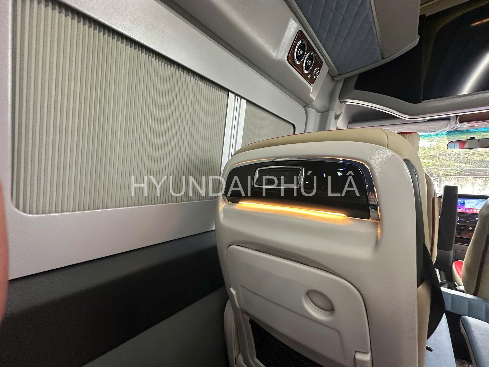 Hình ảnh xe HYUNDAI SOLATI LIMOUSINE 12 CHỖ LOCOSTAR
