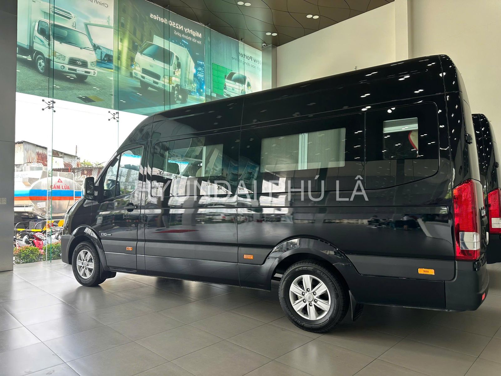 Hình ảnh xe HYUNDAI SOLATI LIMOUSINE 12 CHỖ LOCOSTAR