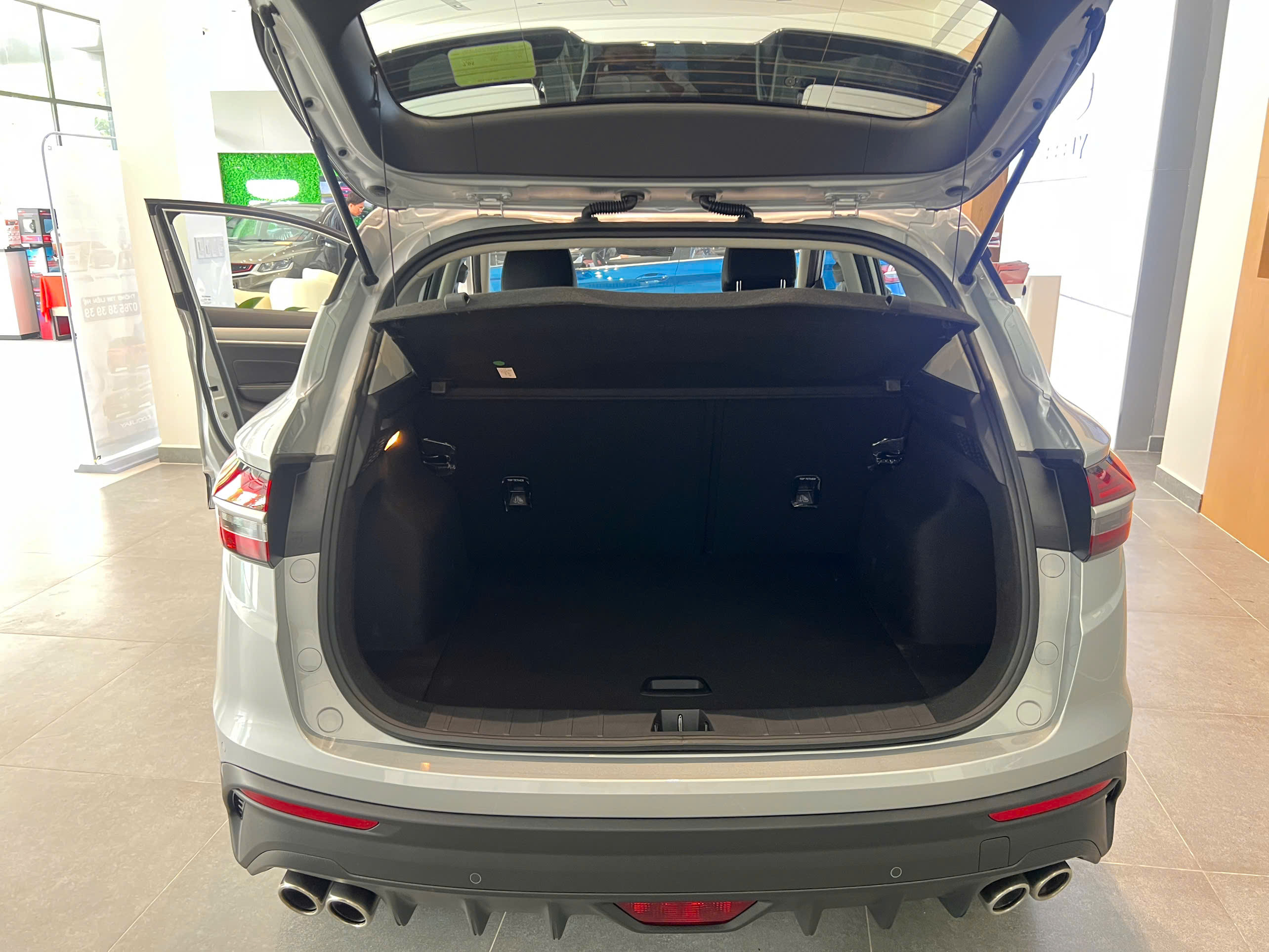 Hình ảnh xe GEELY COOLRAY STANDARD MÀU BẠC