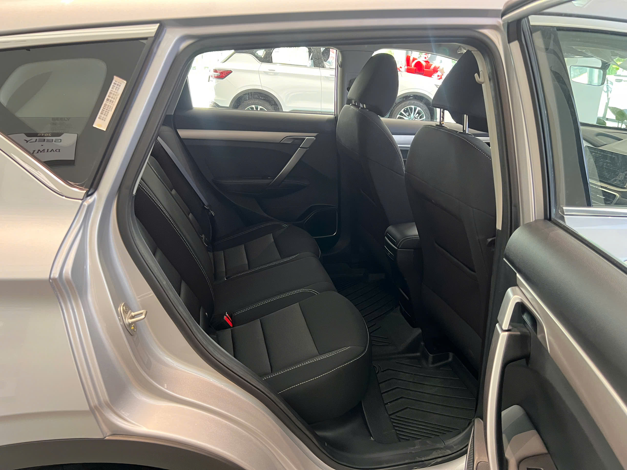 Hình ảnh xe GEELY COOLRAY STANDARD MÀU BẠC